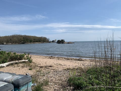 Beach nearby, sun loungers, beach towels