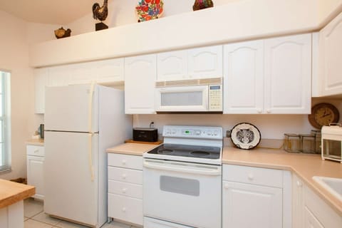 Full-size fridge, microwave, oven, stovetop