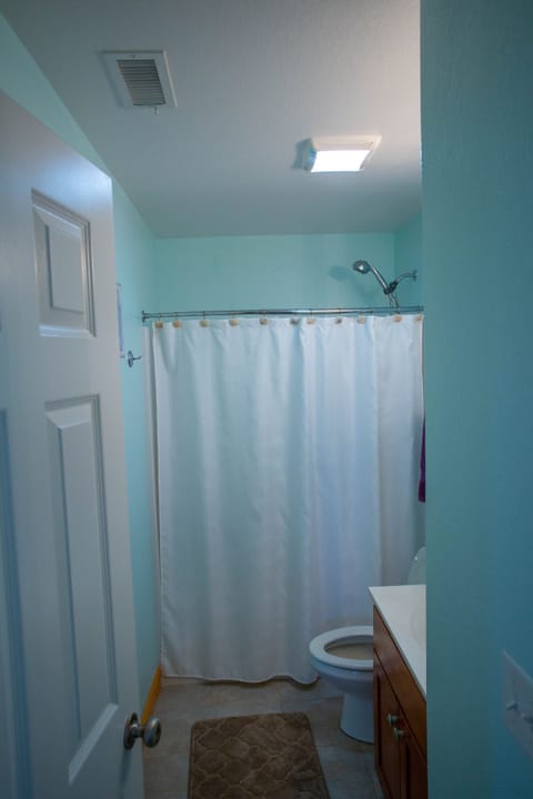 Combined shower/tub, towels