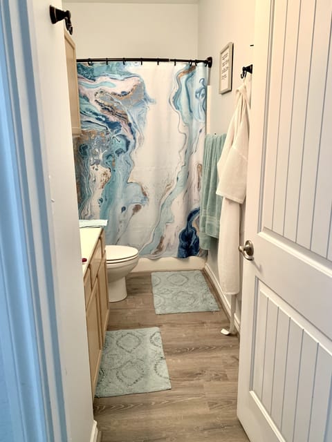 Combined shower/tub, hair dryer, towels