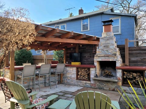 Fully enclosed backyard, private use of this amazing bar/fireplace!