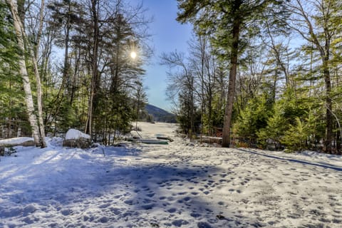 Lake & ski view home with seasonal dock, kayaks, canoe, WiFi & foosball - dogs OK House in Bridgton