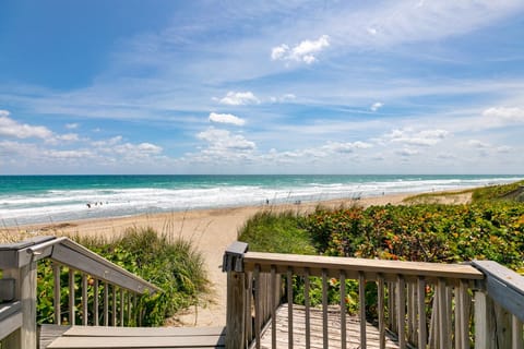 Beach nearby, sun loungers, beach towels