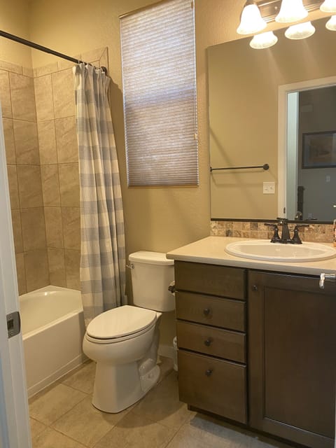 Combined shower/tub, hair dryer, towels