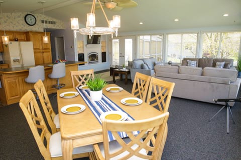 Dining table for 6, breakfast nook seats 4 and we have folding chairs!