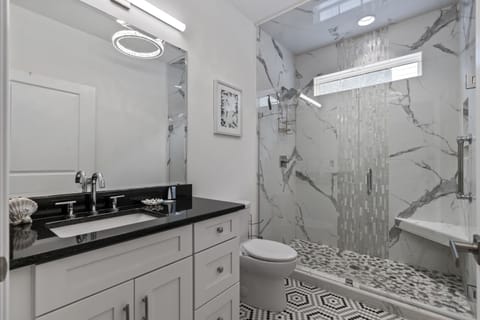 Combined shower/tub, towels