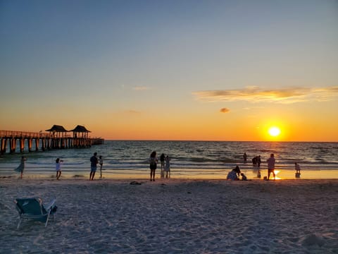 Beach nearby, sun loungers, beach towels