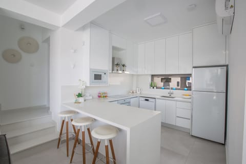 Kitchen with breakfast bar with seating for an extra 3 persons