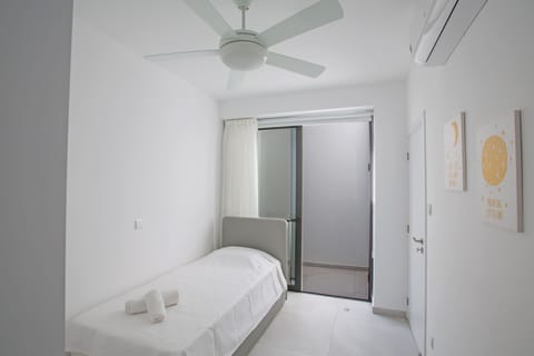 Bedroom 5, lower ground floor with en suite bathroom and single bed