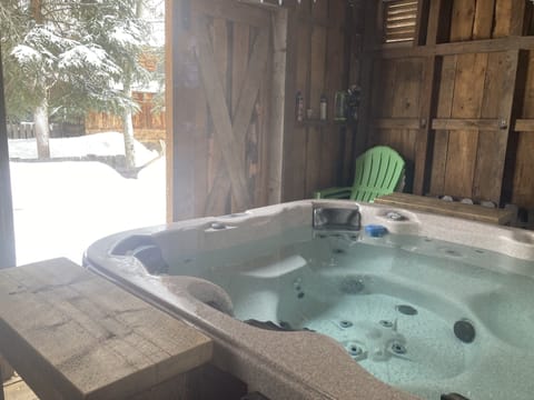 Indoor spa tub