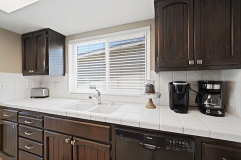 Keurig and traditional coffee pot option