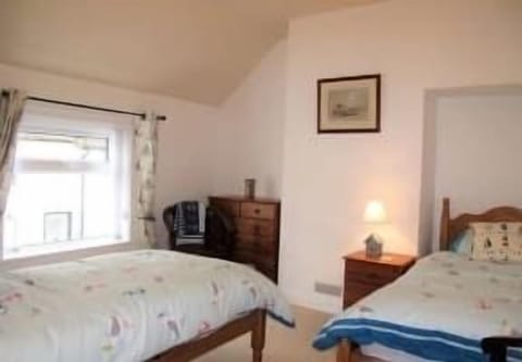 Sunbeam Cottage - 3 bedroom traditional cottage - Straight off the beach House in Filey