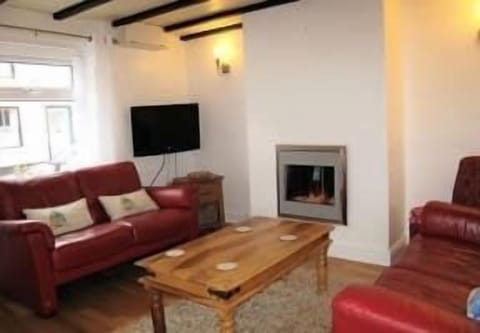 Sunbeam Cottage - 3 bedroom traditional cottage - Straight off the beach House in Filey