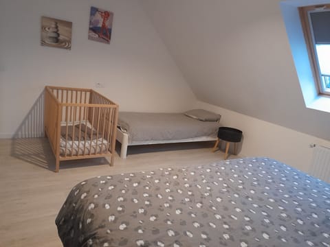 4 bedrooms, desk, iron/ironing board, travel crib