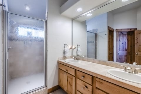 Combined shower/tub, hair dryer, towels