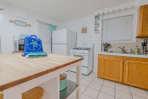 Gas range, full sized fridge/freezer