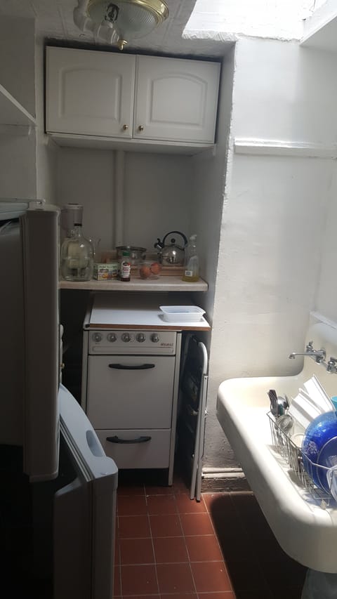 Fridge, oven, stovetop, coffee/tea maker