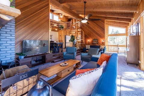 Lookout Lakeviews- Relaxing Fawnskin Chalet cabin in Fawnskin