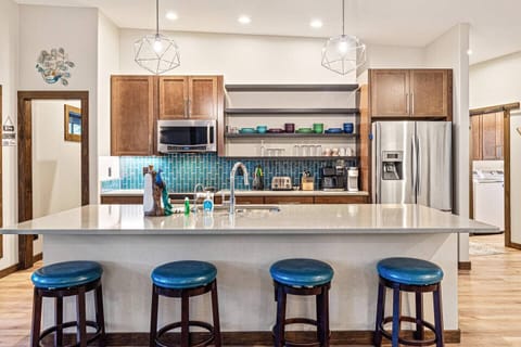 Great island for entertaining!