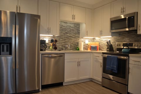 Private kitchen | Fridge, microwave, oven, stovetop