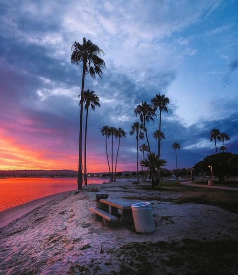 Beach nearby, sun loungers, beach towels