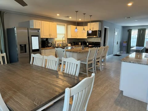 Private kitchen | Fridge, microwave, oven, stovetop