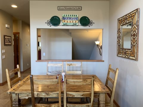 2nd floor: Dining for 6