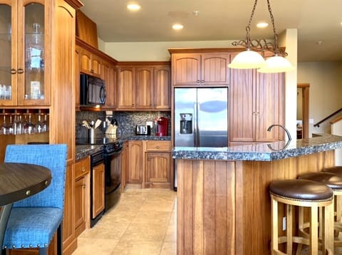 2nd floor: Kitchen Counter Top with 4 Seats