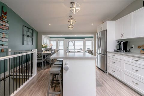 Large, Bright Kitchen