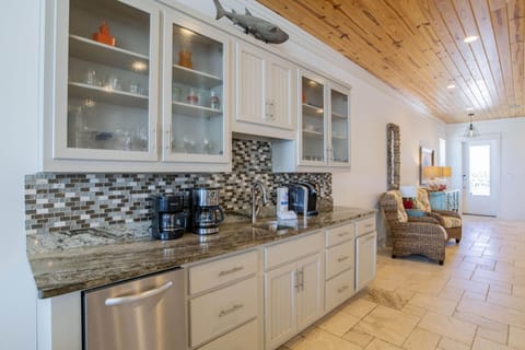 castle in the sand west wet bar area and foyer