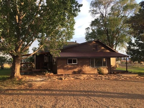 Plenty of parking. Keyless entry, cobblestone walkway w/lighting take precaution