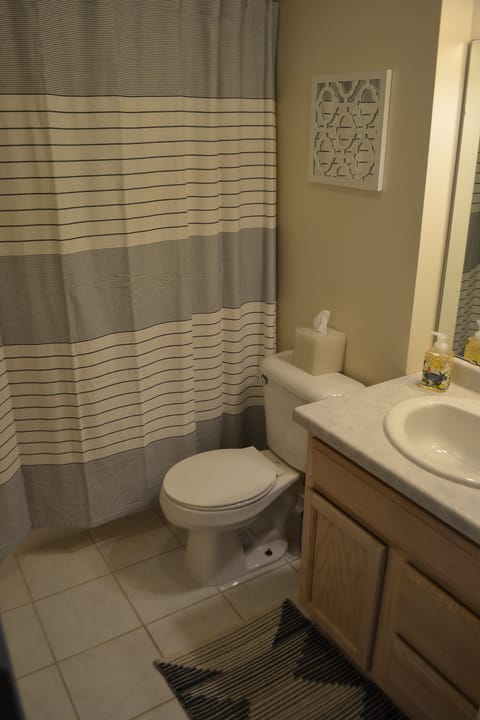 Combined shower/tub, towels