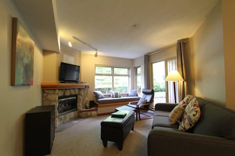 Living area | LCD TV, fireplace, DVD player