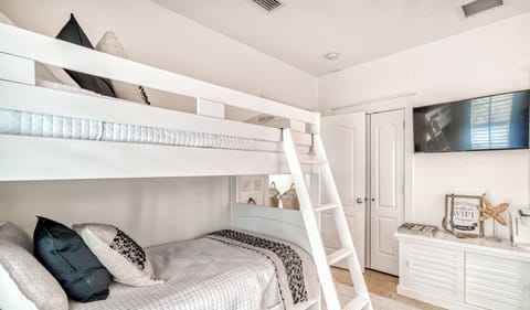 60" Smart TV, Bluetooth Surround Sound,Fully Stocked Boardgames, Keurig