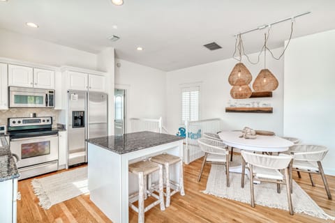 Open Concept fully equipped kitchen, keurig, std coffee, nespresso, bar seats 2