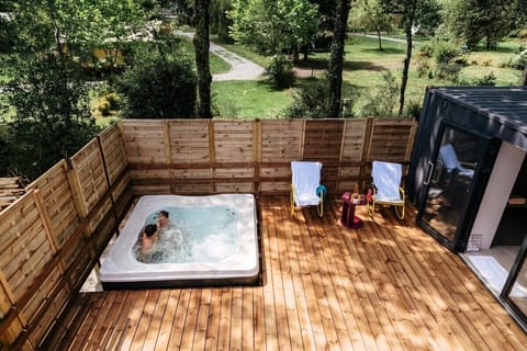 Outdoor spa tub