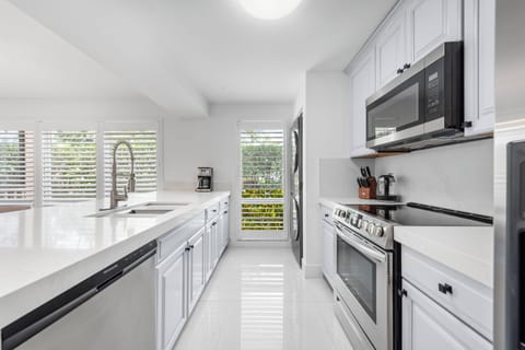 Private kitchen | Fridge, microwave, oven, stovetop