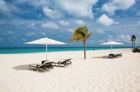 Beach nearby, sun loungers, beach towels