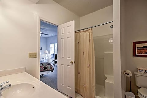 Combined shower/tub, towels