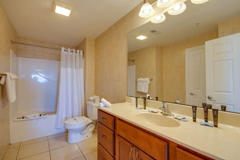 Combined shower/tub, jetted tub, hair dryer, towels