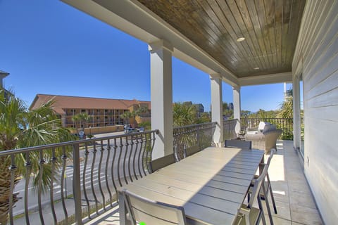 21-Henderson-Hideaway-Main-Balcony