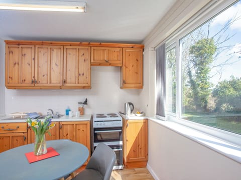 Kitchen/diner | 117 Atlantic Reach - Atlantic Reach Holiday Park, Newquay