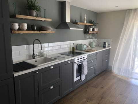 Fully fitted kitchen