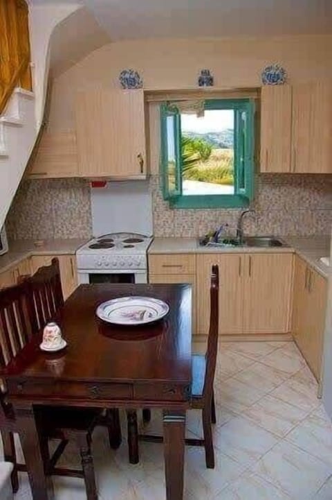 Compact Kitchen – Equipped for Meal Prep
Small but efficient kitchen with stove, sink, and necessary appliances.