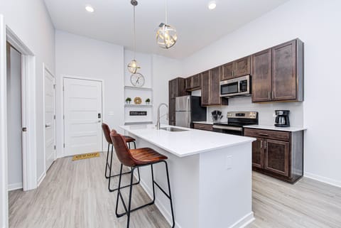 Private kitchen | Fridge, microwave, oven, stovetop