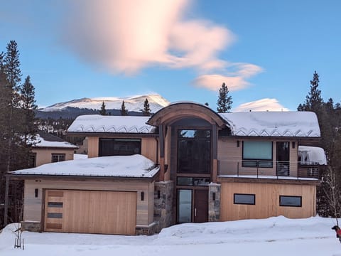 Ski-in/ski-out new luxury home near town