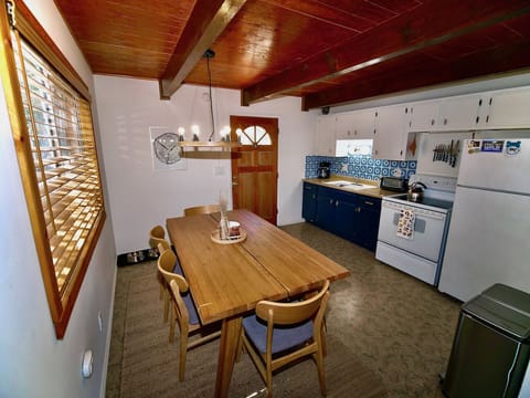 Kitchen fully equipped with all the essentials to make a delicio - Kitchen fully equipped with all the essentials to make a delicious meal and seating for up to 6 guests.