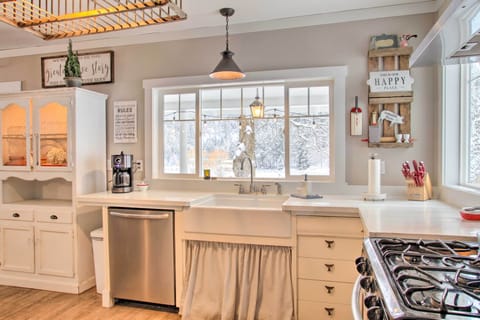 Fully Equipped Kitchen | Trash Bags/Paper Towels Provided