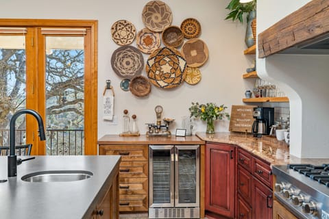 Kitchen - Beautiful Fully Stocked Kitchen