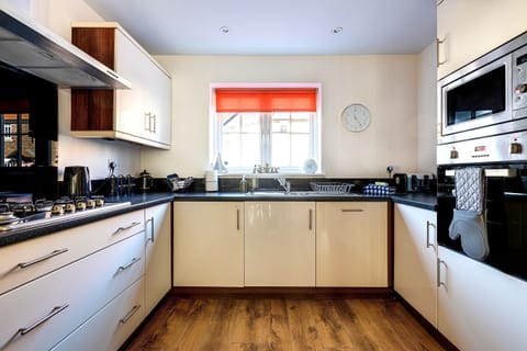 Well equipped kitchen with dishwasher, washing machine, gas hob, fridge freezer.